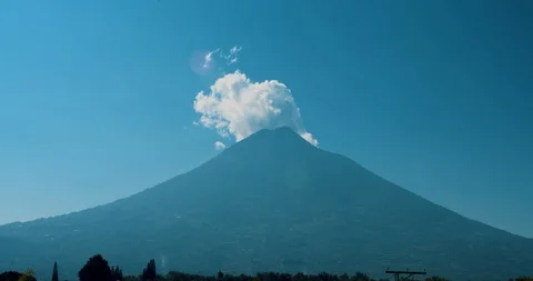 Agua Volcano Timelapse with Cloud forming Behind Landmark in Antigua Guatemala 動画素材 125789694