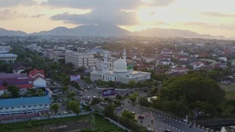 AH - 4K Aerial view of Al-Makmur the Beautiful Mosque in Aceh, Indonesia Video stock 246980098