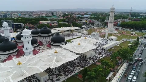AH - Aerial view, praying for Eid in the courtyard of the Baiturrahman Mosque Video stock 237822799