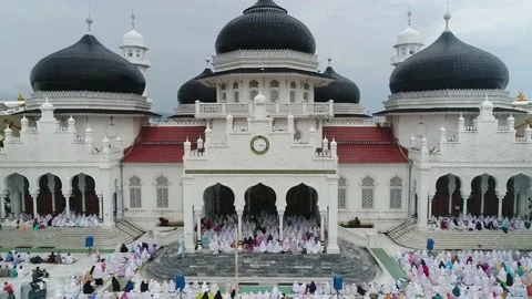 AH - Aerial view, praying for Eid in the courtyard of the Baiturrahman Mosque Video stock 237823317