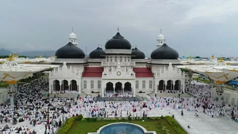AH - Aerial view, praying for Eid in the courtyard of the Baiturrahman Mosque Video stock 237823625