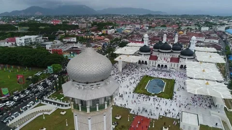 AH - Aerial view, praying for Eid in the courtyard of the Baiturrahman Mosque Video stock 237823804