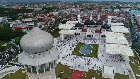AH - Aerial view, praying for Eid in the courtyard of the Baiturrahman Mosque Video stock 237824264