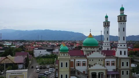 AH - Beautiful Green Mosque in a Small Town Video stock 246914558