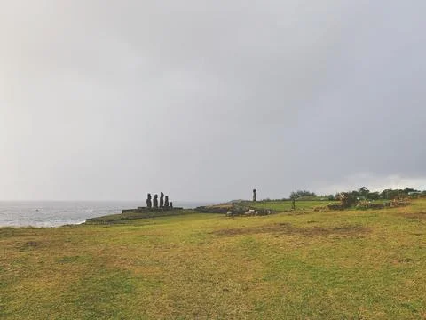 Ahu Tahai ceremonial complex on Easter Island, Chile. Historic Moai statues Fotos Stock