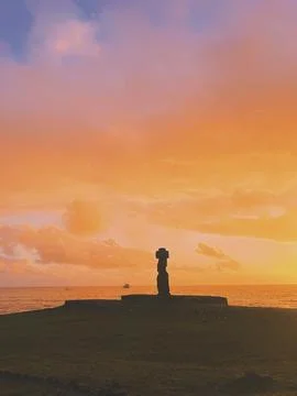 Ahu Tahai ceremonial complex on Easter Island, Chile. Historic Moai statues Fotos Stock