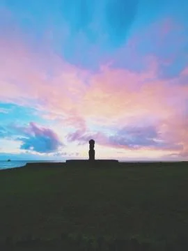 Ahu Tahai ceremonial complex on Easter Island, Chile. Historic Moai statues Fotos Stock