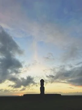 Ahu Tahai ceremonial complex on Easter Island, Chile. Historic Moai statues Fotos Stock