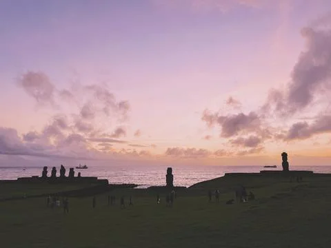 Ahu Tahai ceremonial complex on Easter Island, Chile. Historic Moai statues Fotos Stock