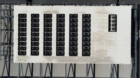 AI data center rooftop cooling system with numerous fans Stockfoto's