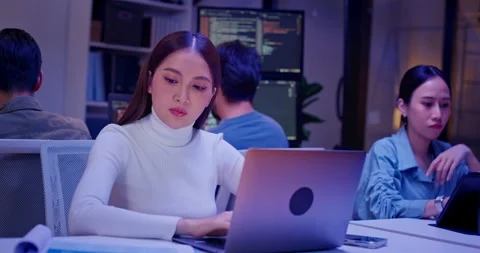 AI development team coding late night in modern office tech workspace Vidéo 310483713