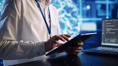 AI engineer running code in data center Stockfoto's