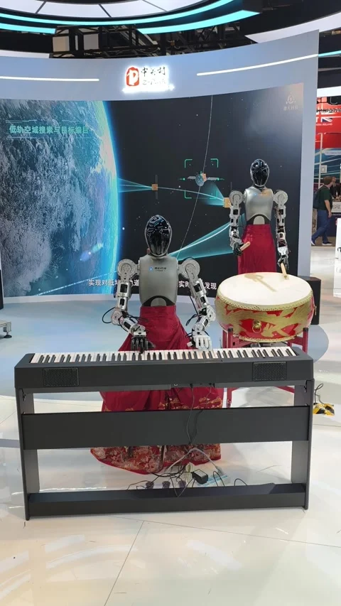 AI-powered humanoid robots demonstrating musical talents Stock-Footage 338319338