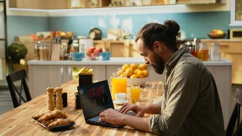 AI prompt software, virtual assistant with smart technology, generating images Stockfoto's