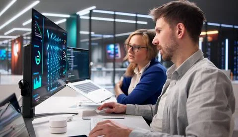 AI Specialist Supervises Machine Learning Inference On Cloud Servers In Data  Foto stock