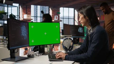 AI startup office senior developer building application on green screen computer Foto stock