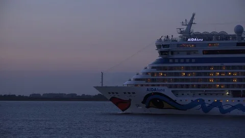 AIDA Luna on the river Elbe Vídeo Stock 119703868