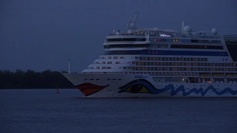 AIDA Luna on the river Elbe Vídeo Stock 119705145