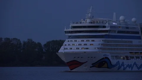 AIDA Luna on the river Elbe Vídeo Stock 119705687