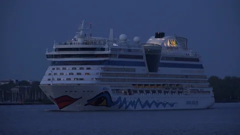 AIDA Luna on the river Elbe Vídeo Stock 119705960