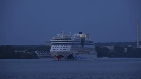 AIDA Luna on the river Elbe Vídeo Stock 119706889