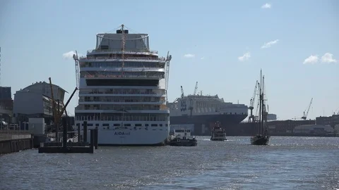 AIDAsol docked in Hamburg Vídeo Stock 109324691