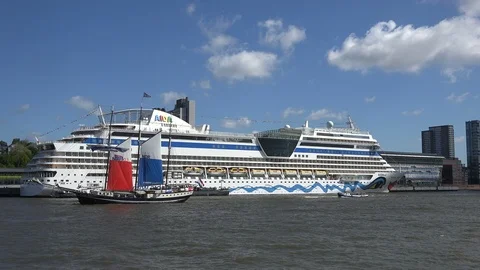 AIDAsol docked in Hamburg Video stock 109334932