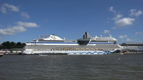AIDAsol docked in Hamburg Vídeo Stock 109335569