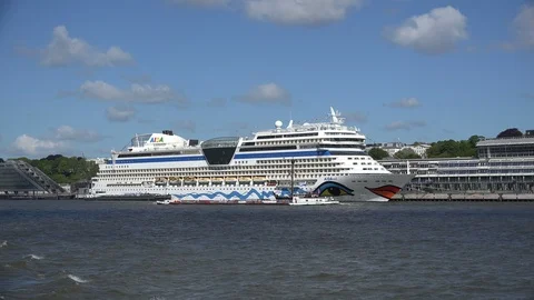 AIDAsol docked in Hamburg Stockbeeldmateriaal 109335889