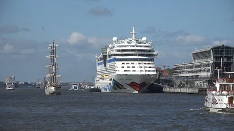 AIDAsol docked in Hamburg Stockbeeldmateriaal 109340970