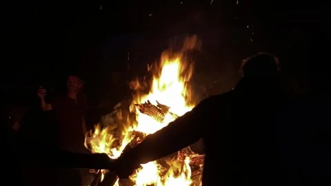 Ain at the fire of kam 動画素材 285517994