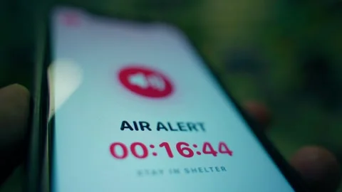 Air alert app on smartphone screen showing warning timer and stay in shelter Vidéo 342811216