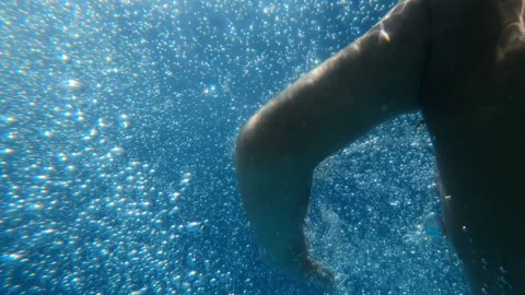 Air bubbles in blue swimming pool water Vídeos de archivo 137600401