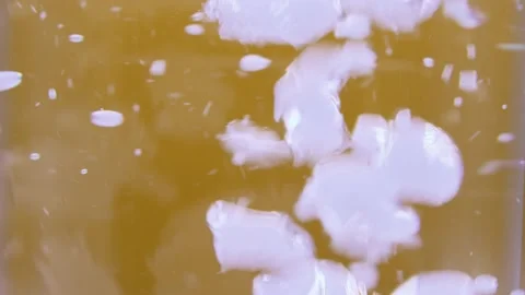 Air bubbles coming up from the water. Vídeo Stock 163347923