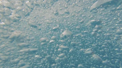 Air bubbles rise up in the pool Video stock 127693795