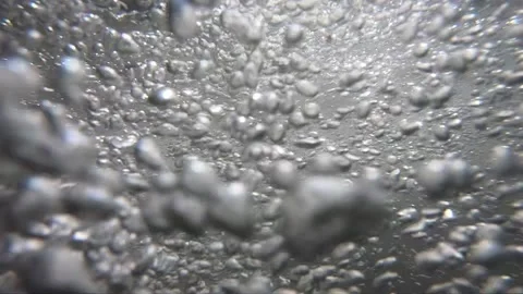 Air bubbles under mountain river water 動画素材 137085165
