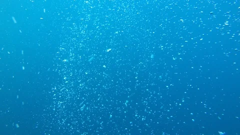 Air bubbles underwater Vídeos de archivo 106444607