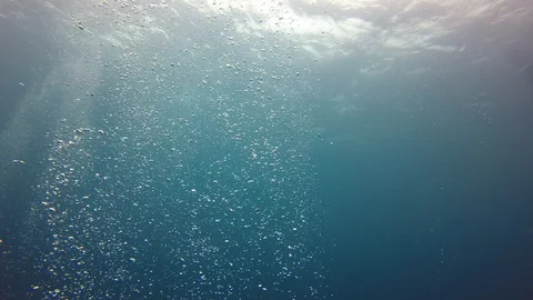 Air bubbles underwater 스톡 동영상 107296402
