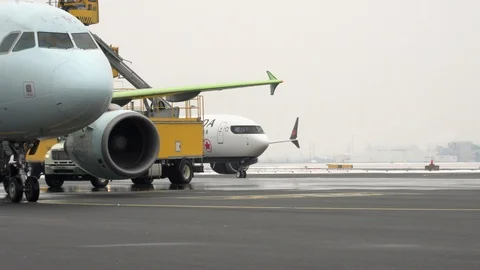 Air Canada Boeing 737 Max 8 entering the deicing bay Stock-Footage 91508411