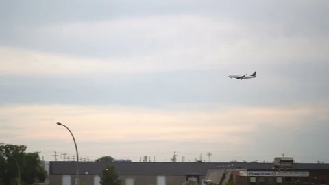 Air Canada plane preparing for landing - Smooth tracking sky background 스톡 동영상 79221488