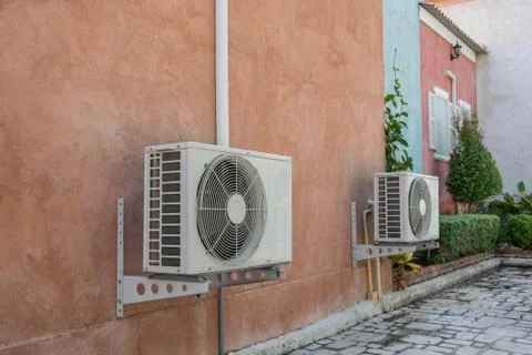 Air compressor on the brick wall Foto stock