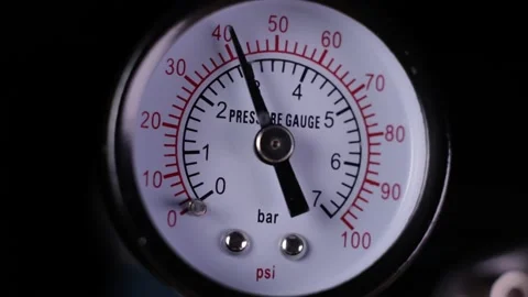 Air compressor manometer close-up slowly decreasing the pressure measurement 库存影片 131189526