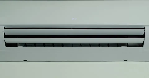 Air conditioner operation, flow louvers move up and down, distributing the air Vídeo Stock 249098462