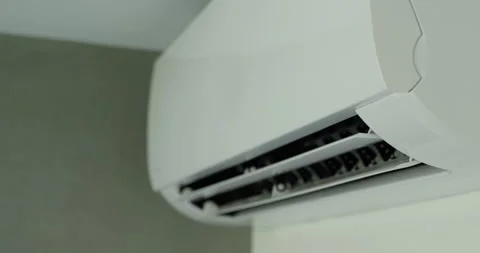 Air conditioner operation, flow louvers move up and down, distributing the air Vídeo Stock 249623784