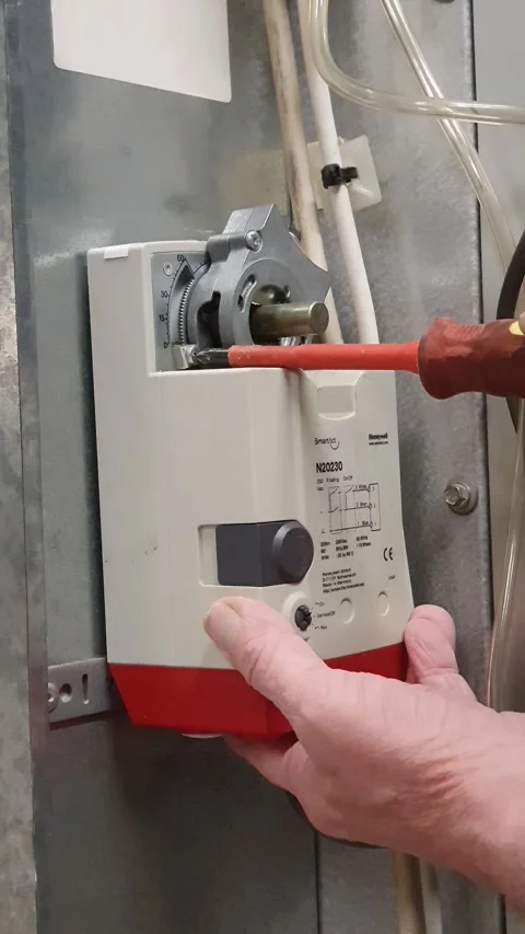 Air conditioning and ventilation engineer setting up a control damper 스톡 동영상 334750734