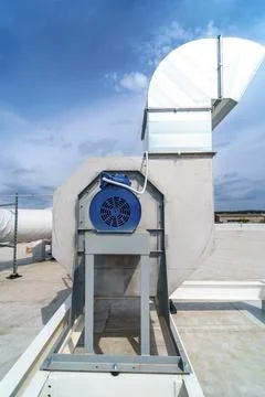 The air conditioning and ventilation system of industrial building on the roof Foto stock