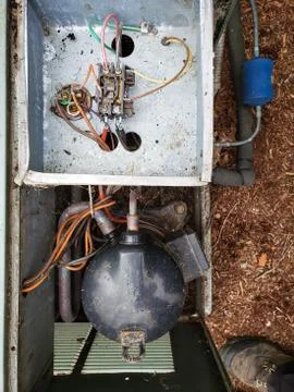 Air conditioning condenser electrical components. Foto stock