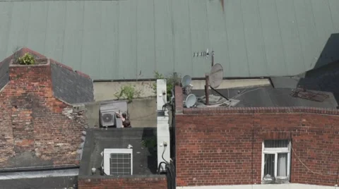 Air conditioning maintenance engineer on rooftop fixing unit Vídeos de archivo 67204476