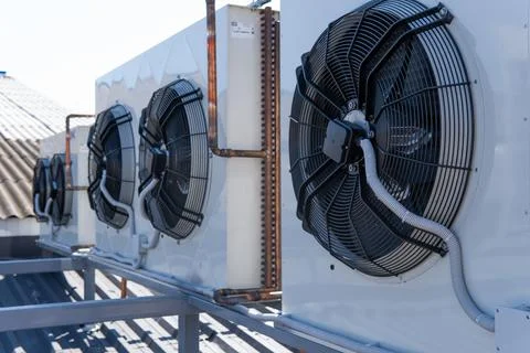 The air conditioning system is assembled on the side of the building Stock-Fotos
