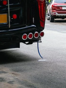 Air conditioning system drain pipe of bus drains wastewater onto road. Wate.. Foto stock